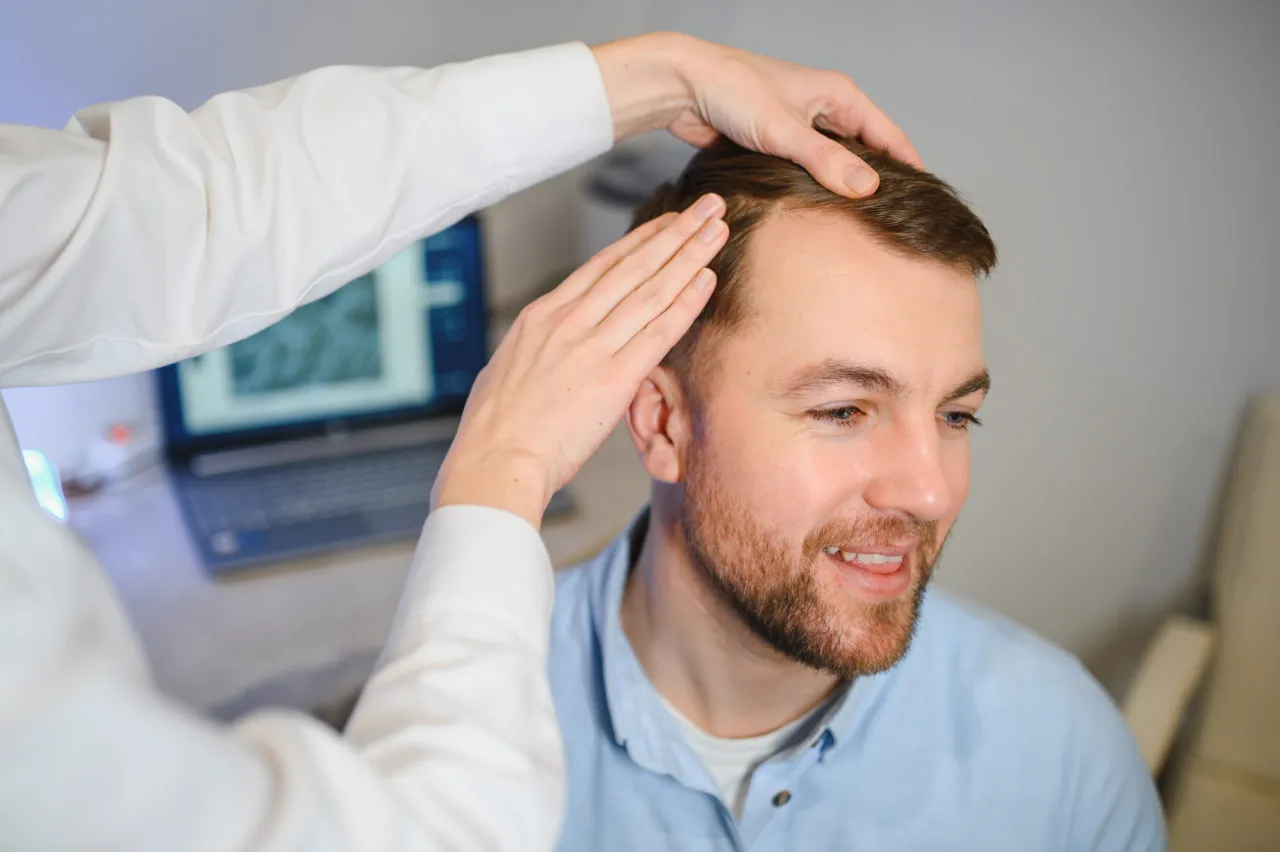 Haarausfall abklären in Rostock: Untersuchung der Kopfhaut und Haarwurzeln eines Patienten