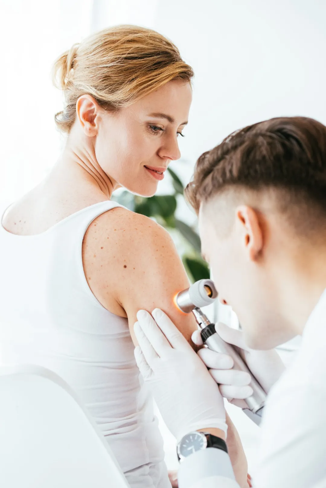 Dermatoskopie der Haut an der Schulter einer Patientin beim Hautkrebsscreening in Rostock
