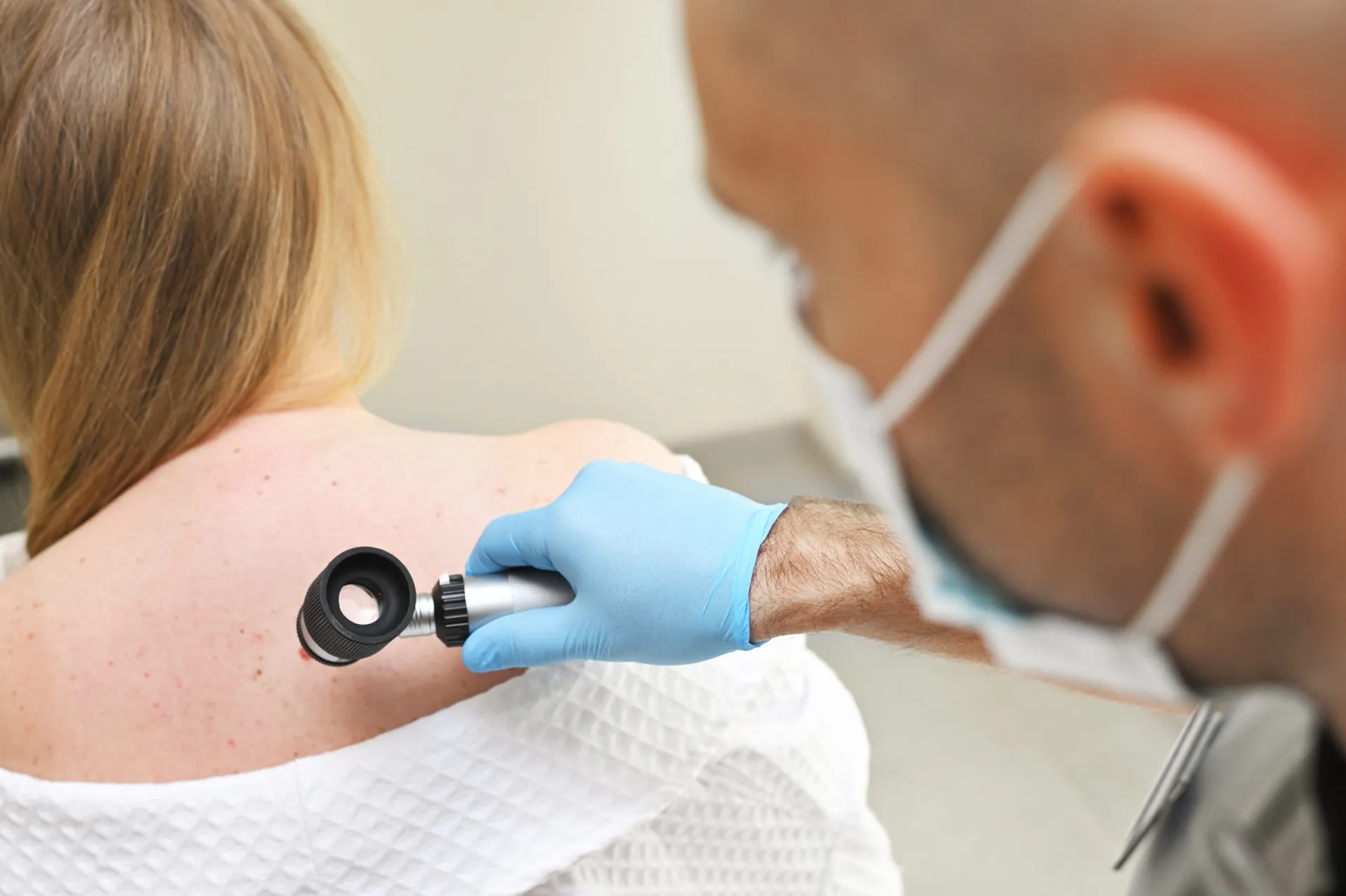 Untersuchung der Haut mit dem Dermatoskop beim Hautkrebsscreening in Rostock